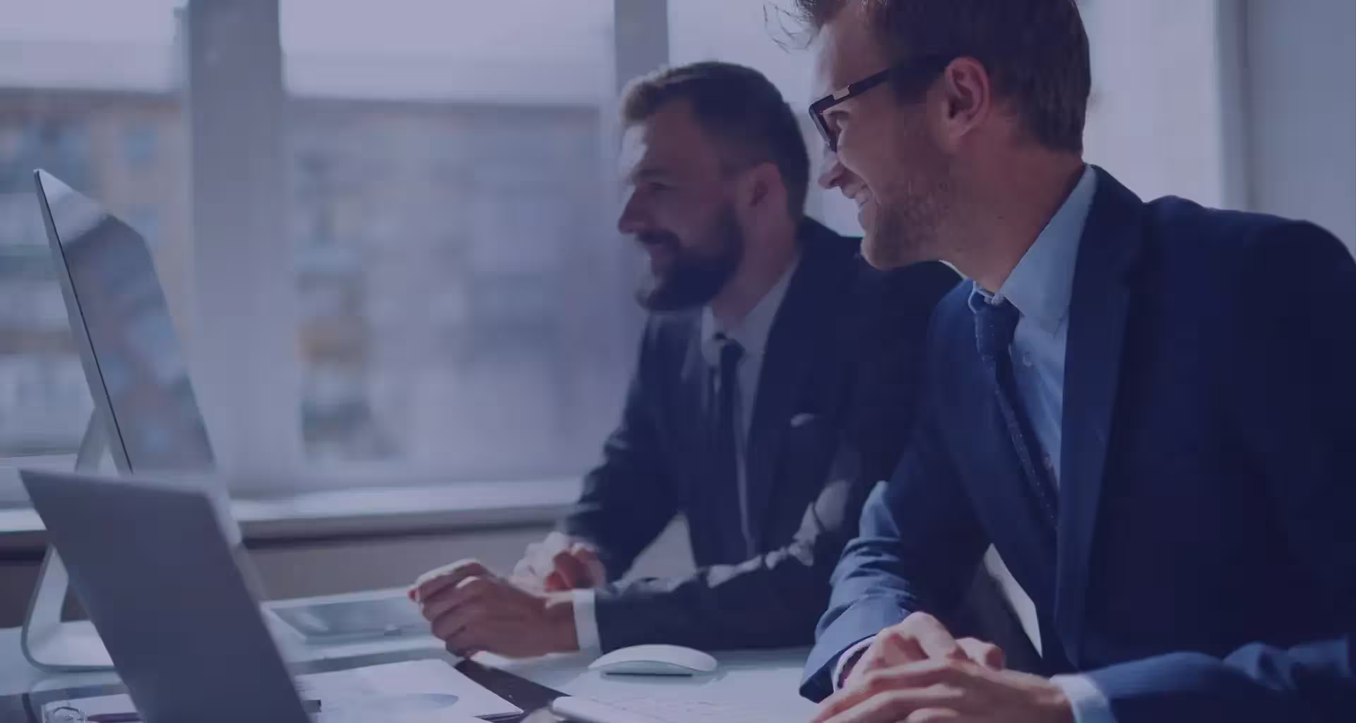 Agenzia di Web Marketing Magnet Formula - Il team a lavoro davanti al pc