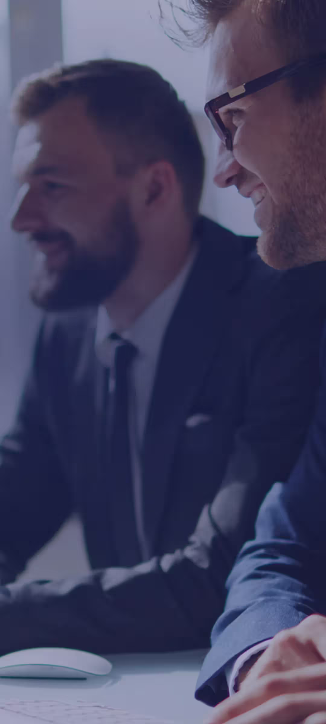 Agenzia di Web Marketing Magnet Formula - Il team a lavoro davanti al pc
