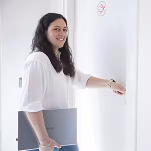 Immagine di una Agenzia web che si occupa di realizzazione siti web a Bologna web designer a lavoro